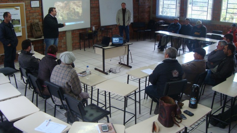 Capacitação Operadores de Máquinas da Prefeitura de Canguçu e Líderes Comunitários em Manejo de Solo E Água Terraceamento 1